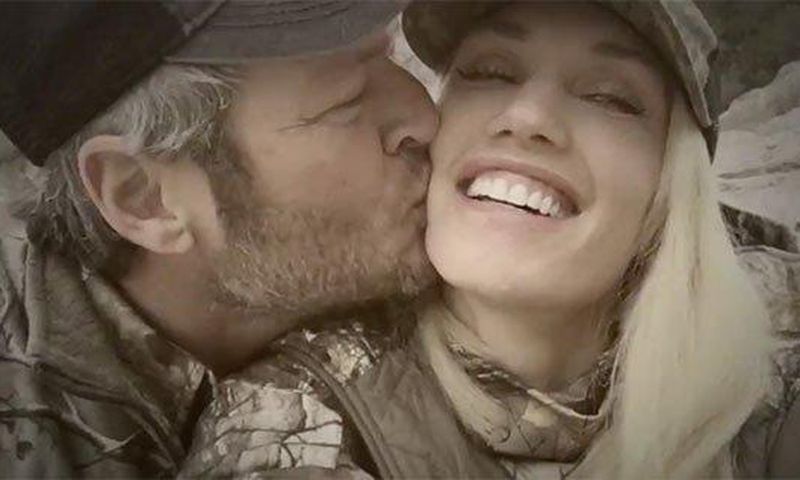 Gwen Stefani and Blake Shelton kiss