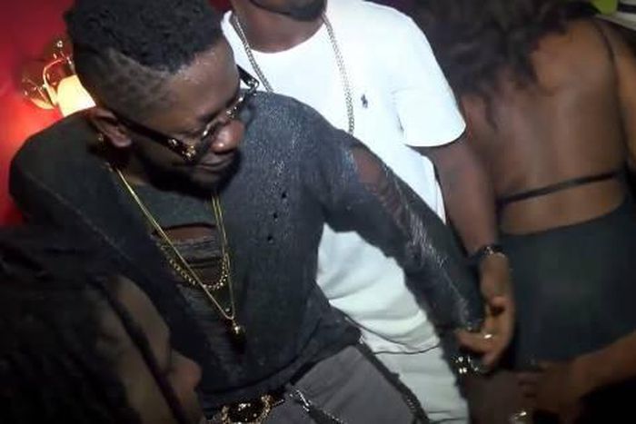 Shatta Wale gropes lady's butts at Vienna City night club in Kumasi over the weekend.