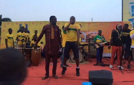 Ofori Amponsah performing at Alomo Aankwan Activation