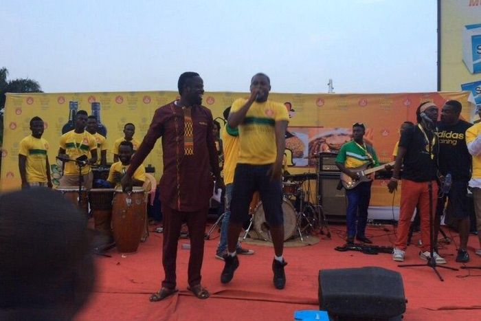 Ofori Amponsah performing at Alomo Aankwan Activation