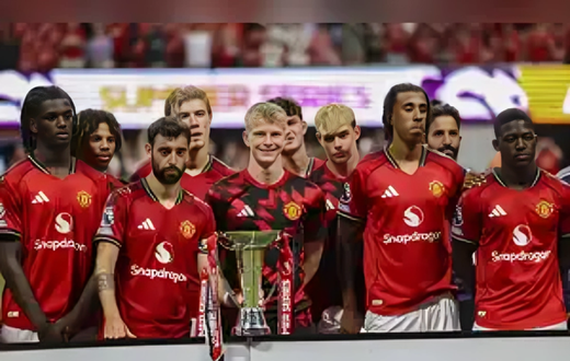 Manchester United players pose with the Summer Series trophy after a Premier League Summer Series soccer match against Everton, Sunday, Aug. 3, 2025 in Atlanta. (AP Photo/Colin Hubbard