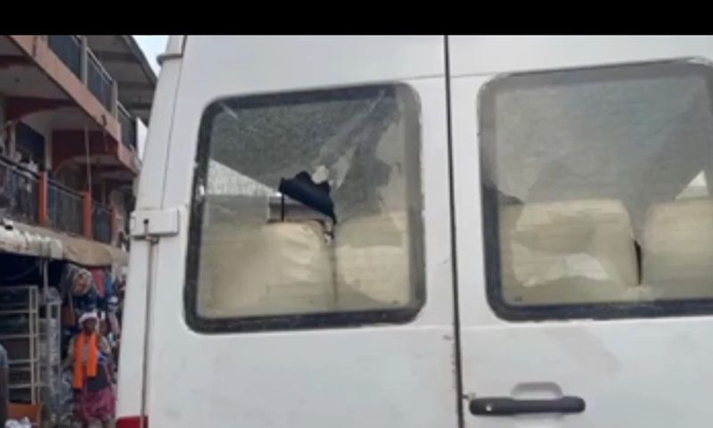 A bus attacked by the 3 angry youth