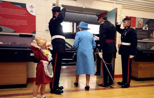 soldier accidentally smacks 6-yr-old's face after she greets the Queen in Wales