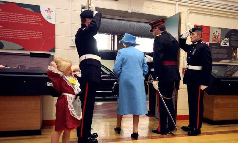 soldier accidentally smacks 6-yr-old's face after she greets the Queen in Wales