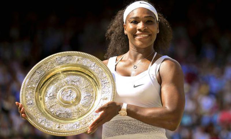 Serena Willaims holding one of her numerous trophies