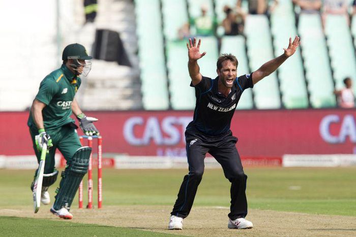 New Zealand's Grant Elliott appeals unsuccessfully for the wicket of South Africa's AB de Villiers (left) during the 3rd One Day International cricket match in Durban, August 26, 2015. REUTERS/Rogan Ward