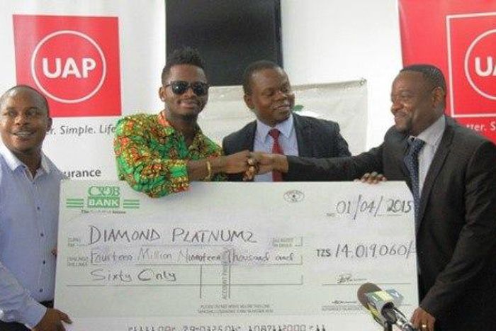Diamond Platnumz getting his cheque of S14million