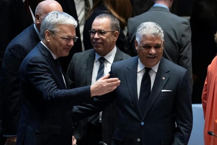 Belgian Foreign Minister Didier Reynders (L) speaks with his Dominican counterpart Miguel Vargas