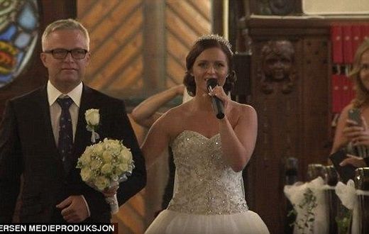 Tøsse singing as she walked down the aisle