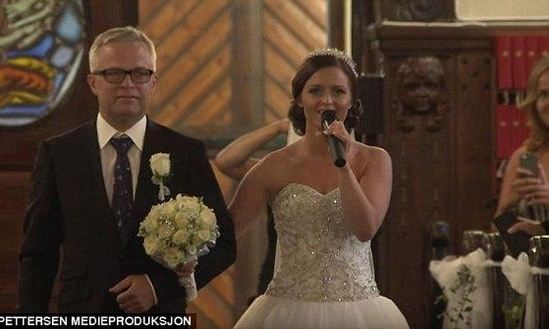 Tøsse singing as she walked down the aisle