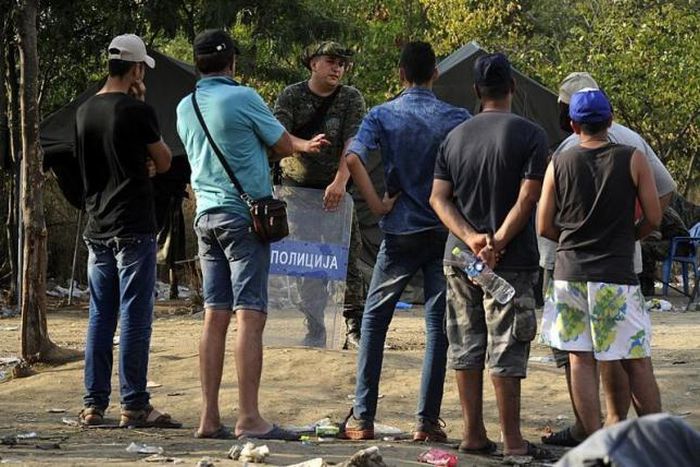 Macedonian police fire tear gas to drive back migrants, refugees on border