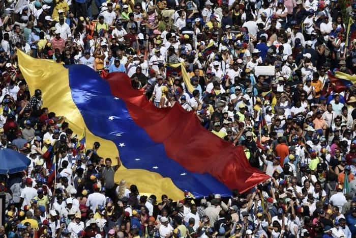 Opposition activists pour to the streets to back Venezuelan opposition leader Juan Guaido's calls for early elections, in Caracas on February 2, 2019