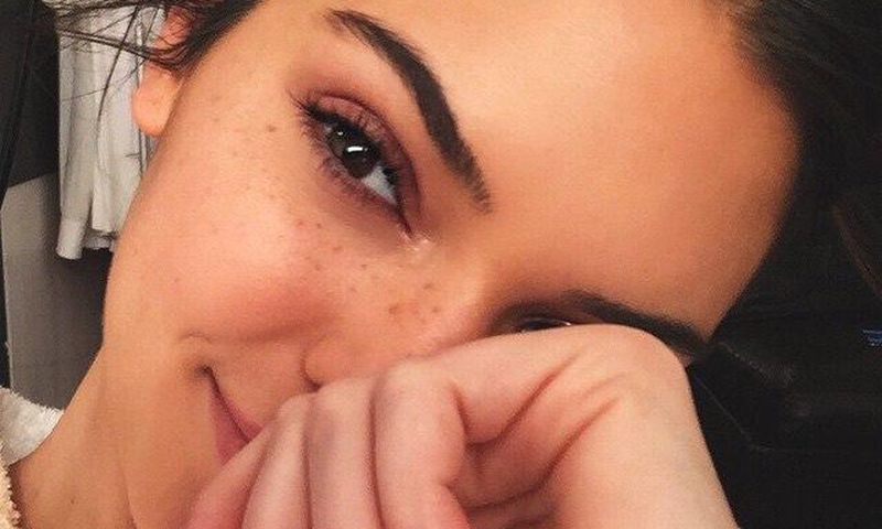 Kendall Jenner shows off her freckles