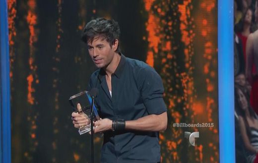 Enrique Iglesias wins big at Latin AMAs