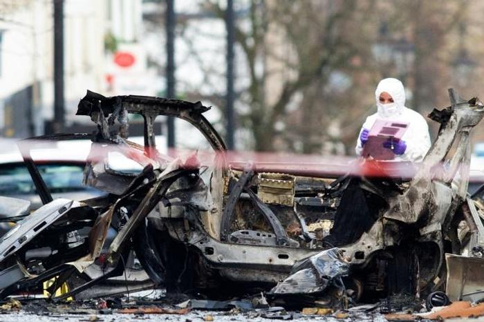 Northern Ireland police have said they believe a paramilitary group calling itself the "New IRA" was behind the blast