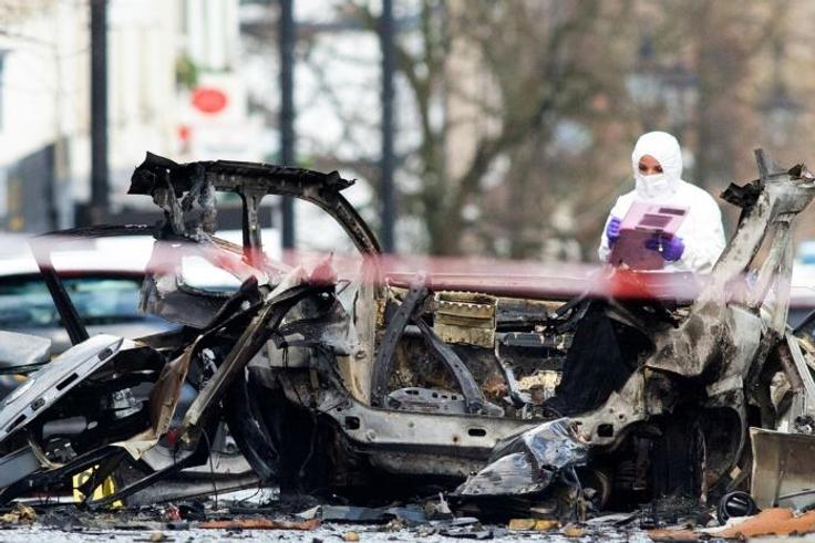 Northern Ireland police have said they believe a paramilitary group calling itself the "New IRA" was behind the blast