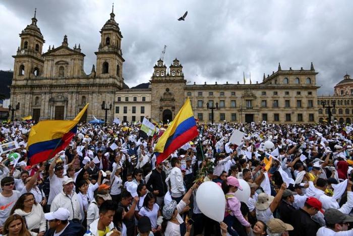 Thouusands march to condemn the Bogota police academy car bombing that killed 20 students