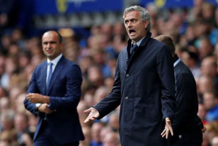 Soccer-Mourinho clashes with Martinez after Everton loss