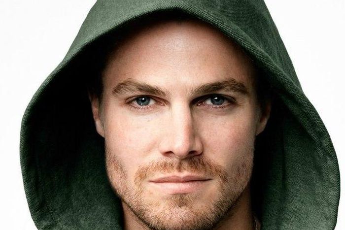 "Arrow" star Stephen Amell indirectly started the Twitter war between Chrissy Teigen and actress Katie Cassidy