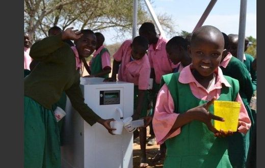 Kenyan school children making use of the ATM-like water solutions