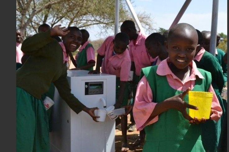 Kenyan school children making use of the ATM-like water solutions
