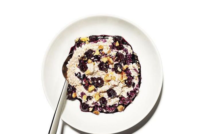 Overnight oatmeal with blueberry sauce