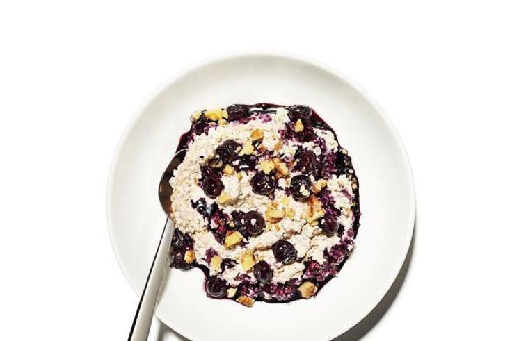 Overnight oatmeal with blueberry sauce
