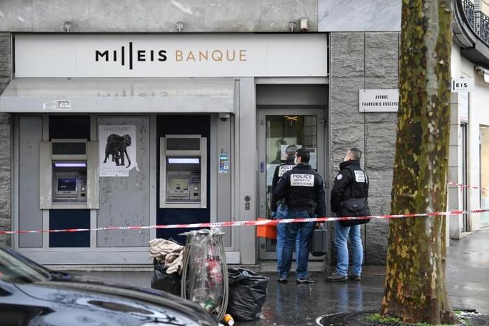 Armed robbers tied up employees of Melleis bank, broke into safety deposit boxes and fled with items of an undisclosed value