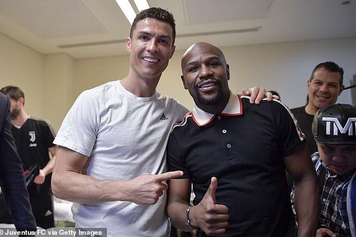 Boxing champion Floyd Mayweather Jr poses with Cristiano Ronaldo