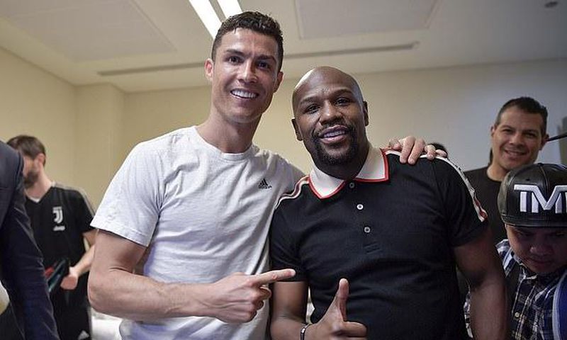Boxing champion Floyd Mayweather Jr poses with Cristiano Ronaldo