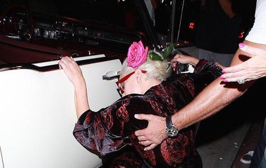 Lady Gaga falls infront of his waiting car