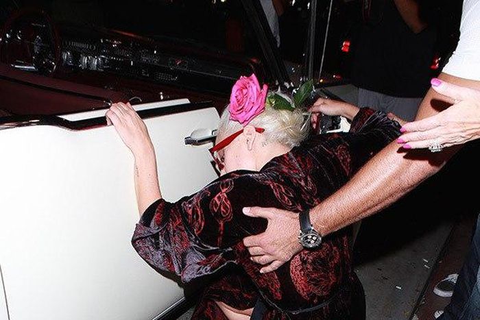 Lady Gaga falls infront of his waiting car