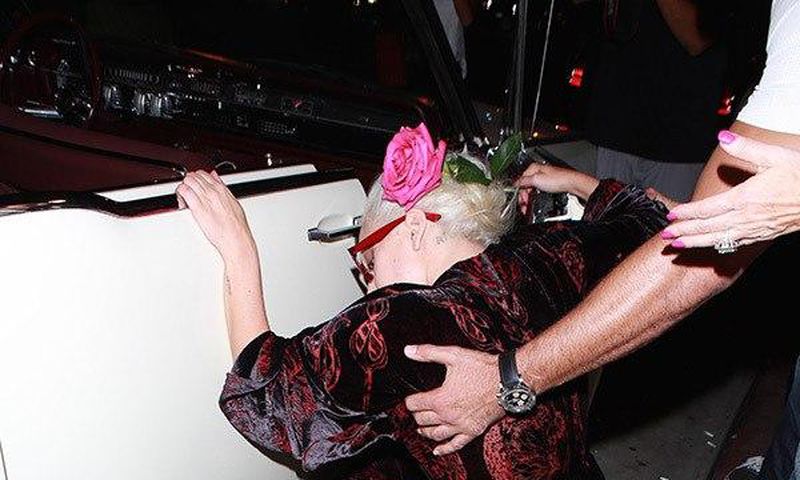 Lady Gaga falls infront of his waiting car