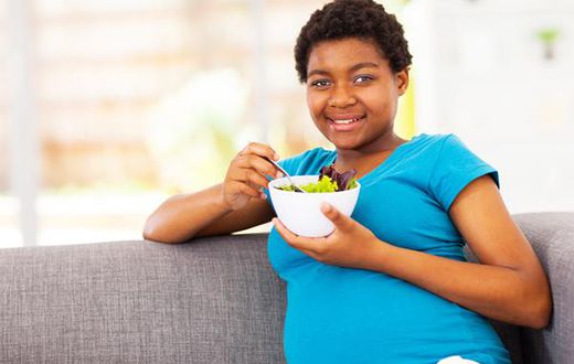 pregnant woman eating(supamamas)