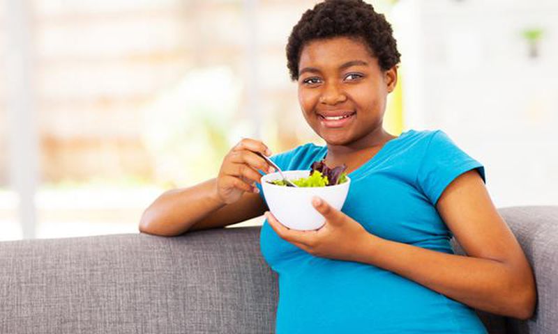 pregnant woman eating(supamamas)