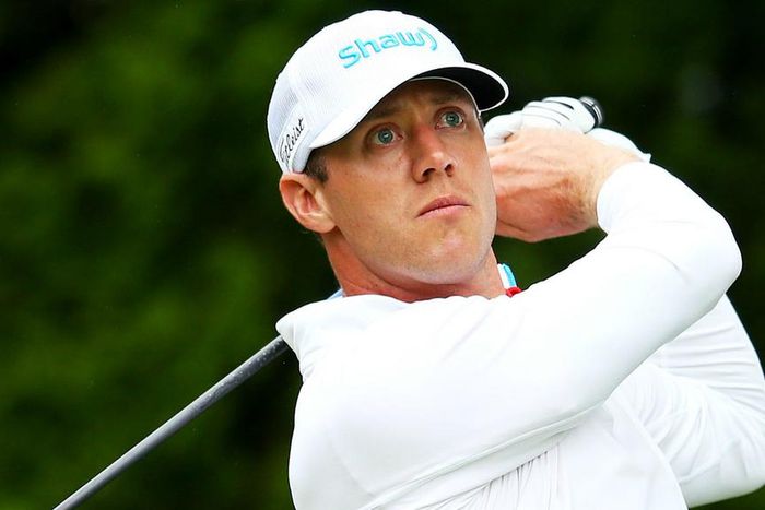 Graham DeLaet receives clubs after delay