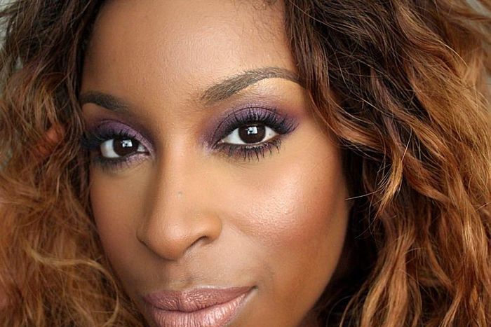 Beauty blogger Jackie Aina blends her eyeshadow perfectly