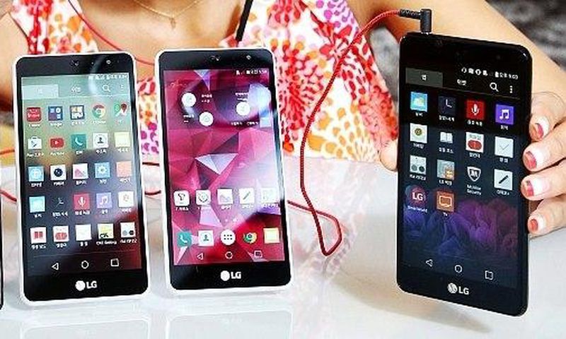 LG Band Play in it's different colors.