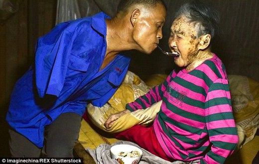 Chen Xinyin left has been feeding his mother