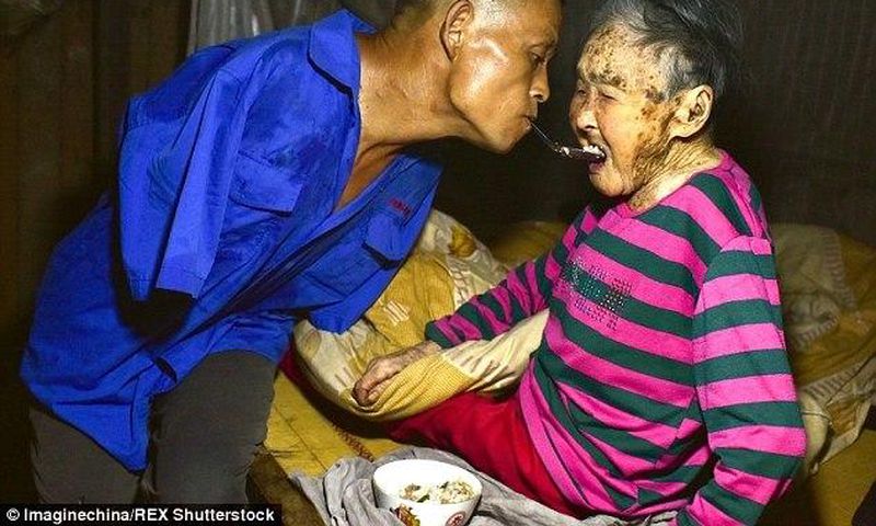 Chen Xinyin left has been feeding his mother