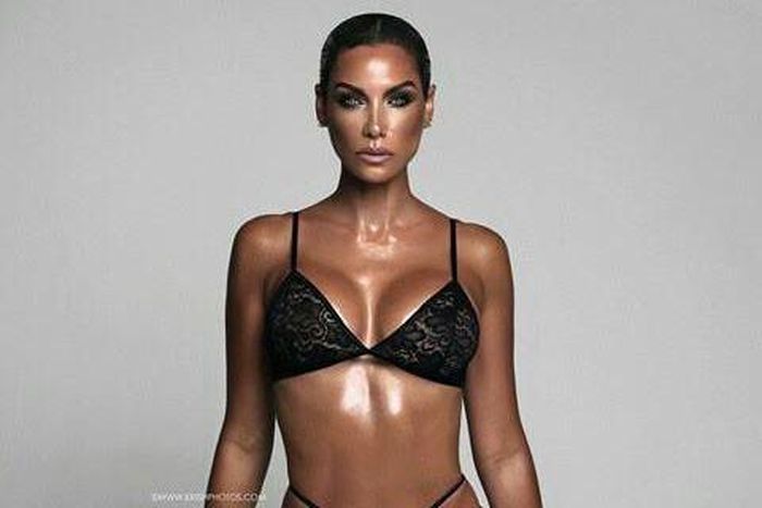 Veteran model, Nicole Murphy, flaunts sexy bod in lingerie