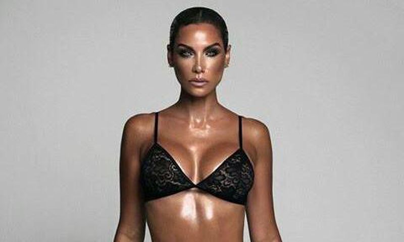 Veteran model, Nicole Murphy, flaunts sexy bod in lingerie