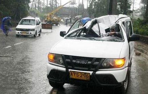 Philippines flies aid to thousands of marooned as typhoon toll rises