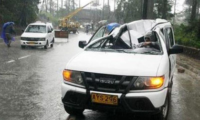 Philippines flies aid to thousands of marooned as typhoon toll rises