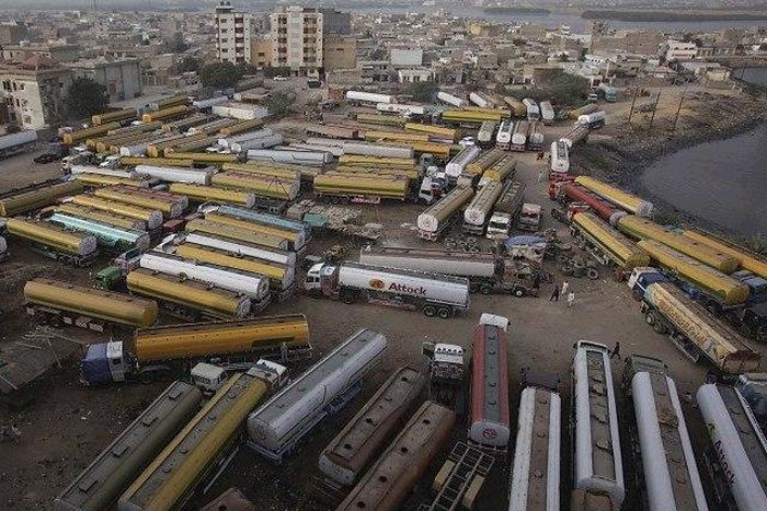 ___4258792___https:______static.pulse.com.gh___webservice___escenic___binary___4258792___2015___10___14___13___305279-OilTankerPHOTOFILE-1323630163-259-640x480