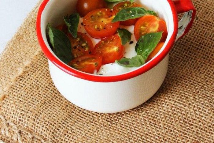 Caprese yoghurt salad