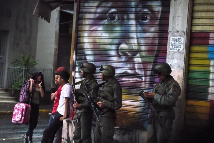 Soldiers stand guard near the presidential palace in Caracas on August 4, 2018, after the government said drones loaded with explosives detonated near President Nicolas Maduro during a military ceremony