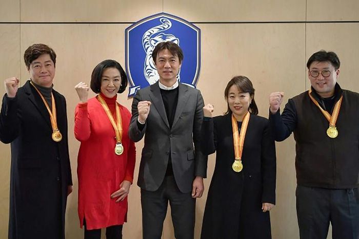 A day before the current tournament opened, relatives of four more deceased 1960 players were presented with pure gold medals at the KFA headquarters in Seoul