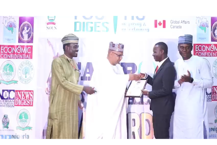Emmanuel Ayamga receives his award