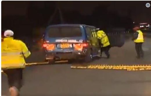 ‘Drunk’ driver jumps out of moving Trotro, engages police in a 100-metre race (Video)